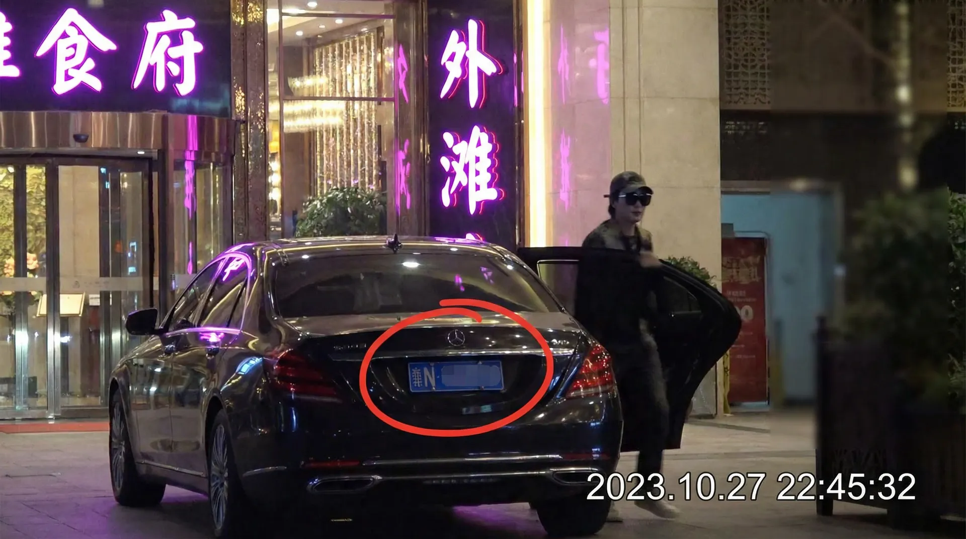 国产美女a片 - 豪车餐厅外偷拍